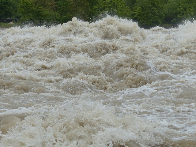 洪水 波浪 溅 - 上的免费照片
