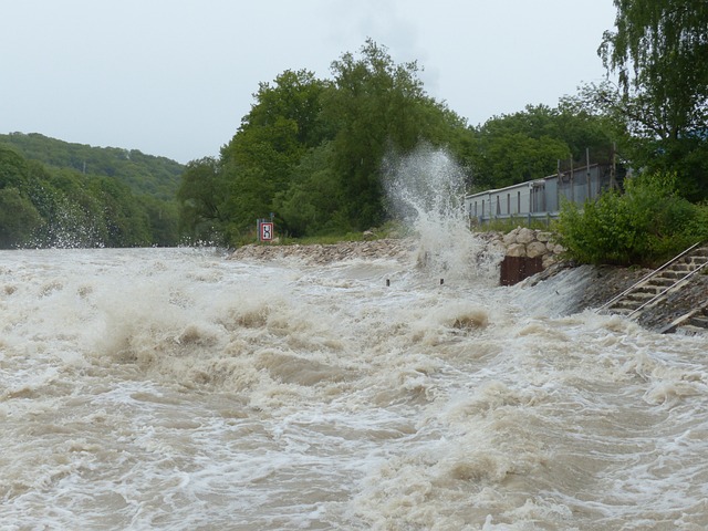 洪水 波浪 河岸 - 上的免费照片