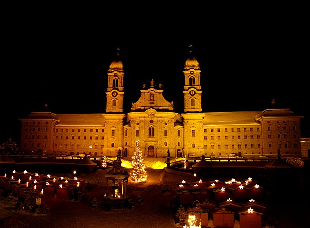 Einsiedeln 修道院 圣诞市场 夜晚 - 上的免费照片