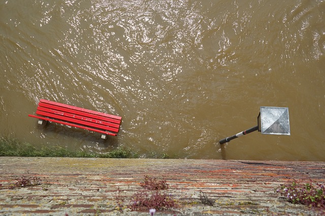 洪水 公园的长椅上 路灯 - 上的免费照片