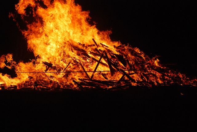 葬礼的柴堆 火 可能会火 - 上的免费照片