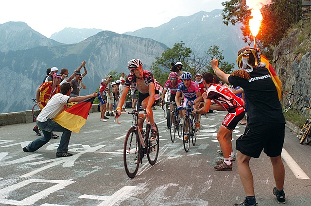 环法自行车赛 向 L&#39;Alpe D&#39;Huez 倾斜 狂热的观众 - 上的免费照片