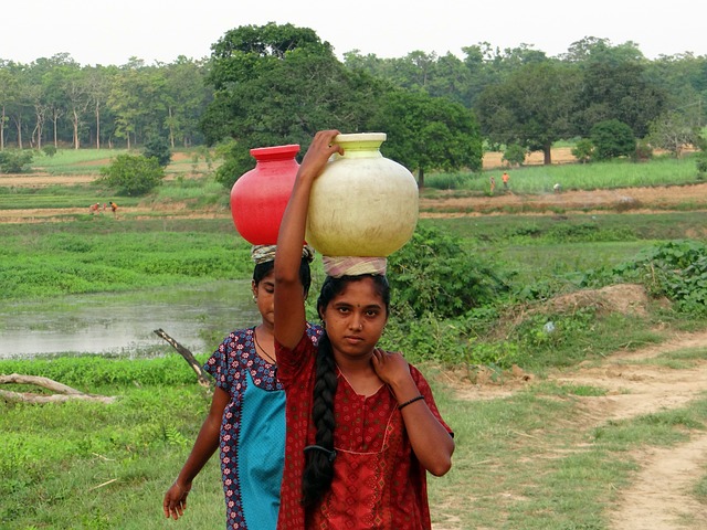 女性 村庄 打水 - 上的免费照片