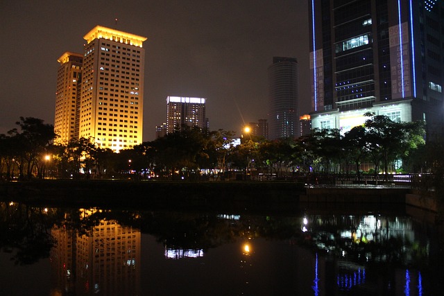 夜景 建築 倒影 - 上的免费照片