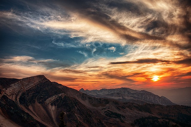山 顶峰 日落 - 上的免费照片