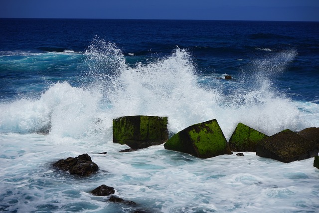 防波堤 波浪 海 - 上的免费照片