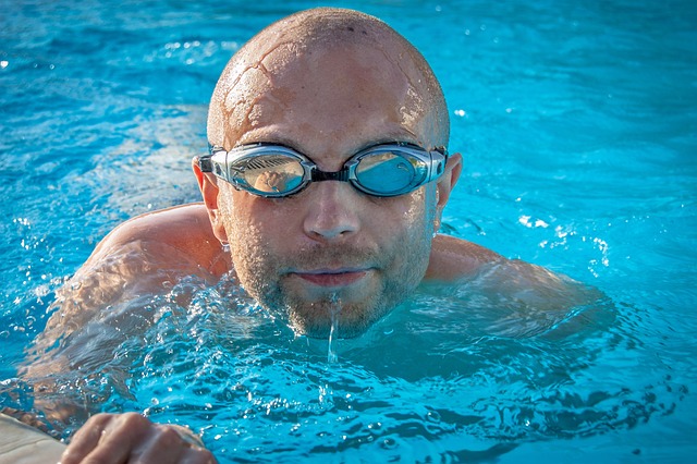 男人 游泳者 水池 - 上的免费照片
