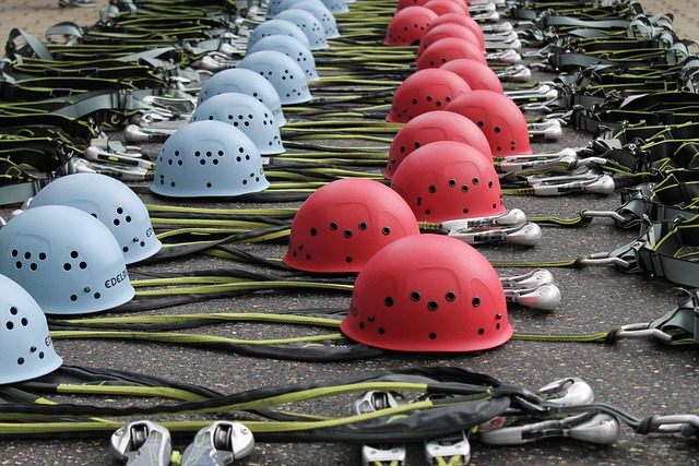 登山头盔 登山装备 攀爬安全带 - 上的免费照片