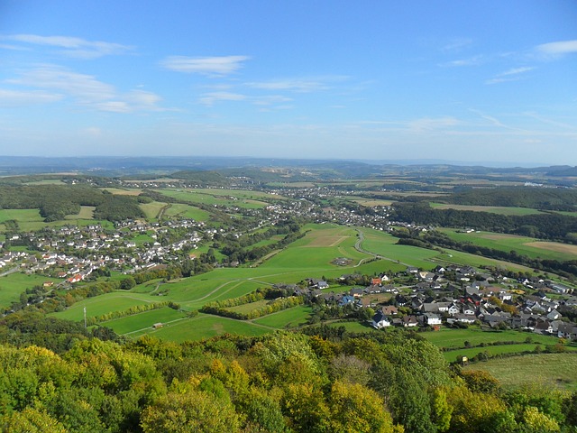 Brohltal 景观 Olbrück城堡 - 上的免费照片