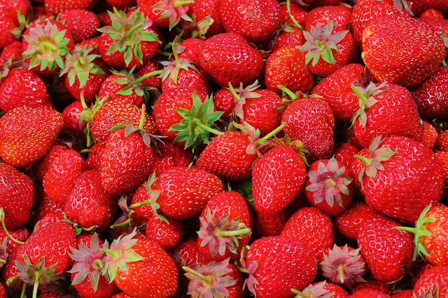 草莓 浆果 甜的 - 上的免费照片
