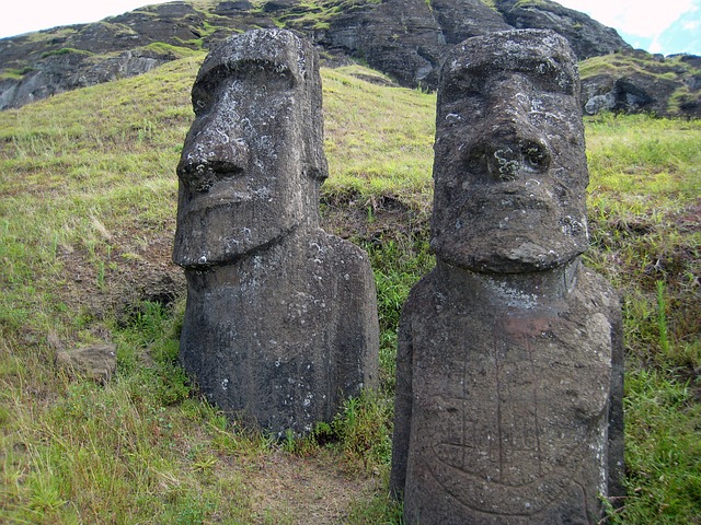 复活岛 Rano Raraku 石像 - 上的免费照片