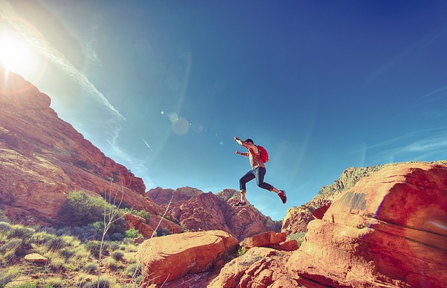 男人 跳跃 山 - 上的免费照片