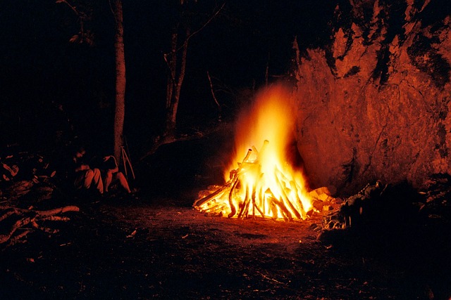 火 夜晚 岩石 - 上的免费照片