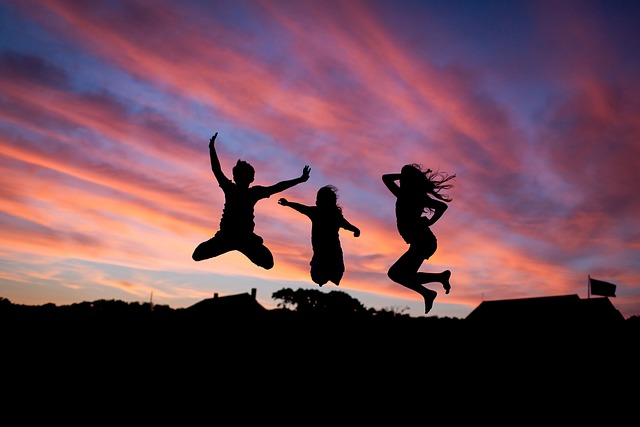 人们 跳跃 幸福 - 上的免费照片
