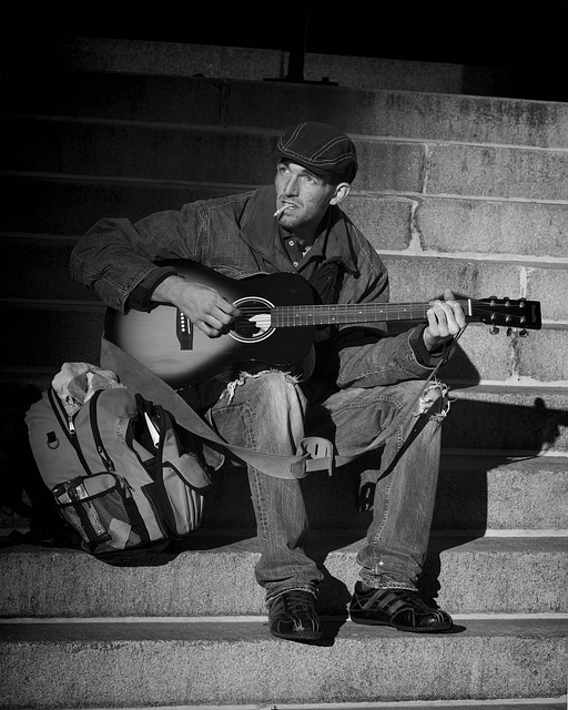 男人 吉他 无家可归 - 上的免费照片