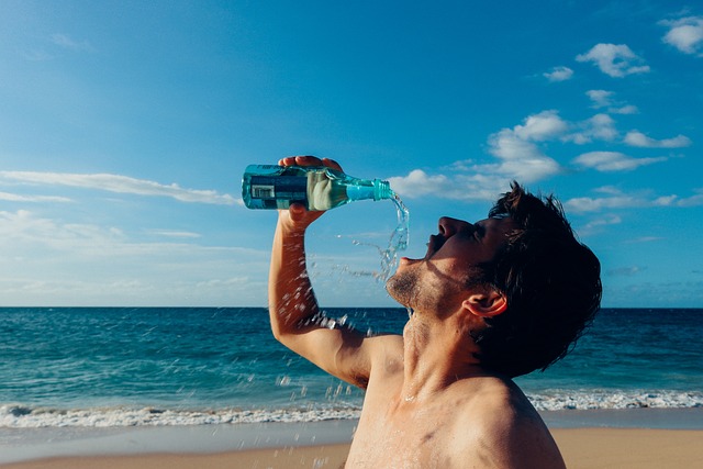 口渴的人 喝 水 - 上的免费照片