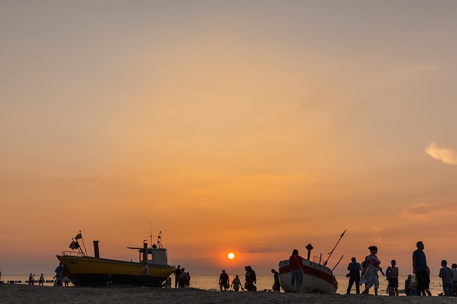 人们 日落 海 - 上的免费照片