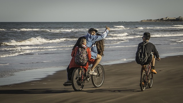 青年 自行车 海滩 - 上的免费照片