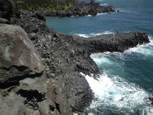 济州岛 柱状节理 波 - 上的免费照片