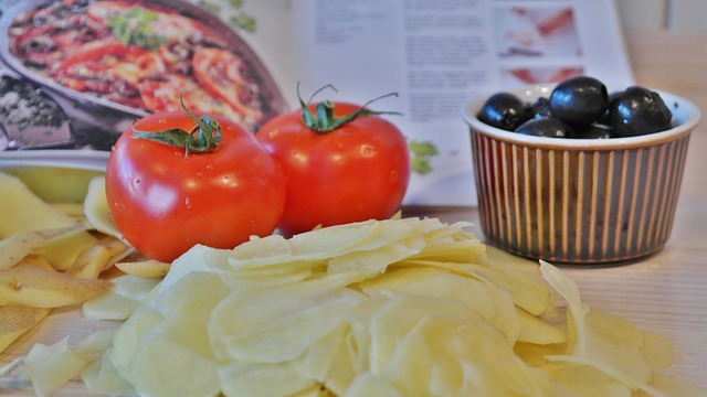 土豆 番茄橄榄 一顿饭 - 上的免费照片