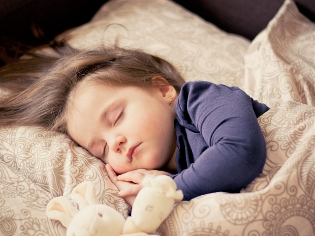 婴儿 女孩 睡觉 - 上的免费照片