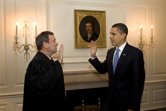 巴拉克奥巴马 小约翰·格罗伯茨 首席法官 - 上的免费照片