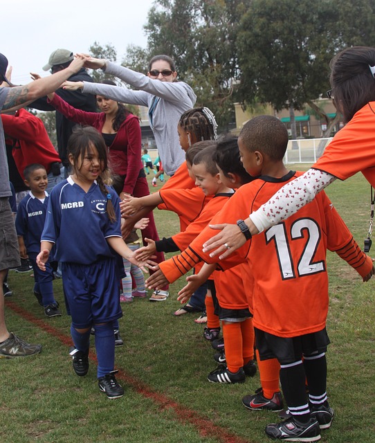 孩子们 足球比赛 体育精神 - 上的免费照片