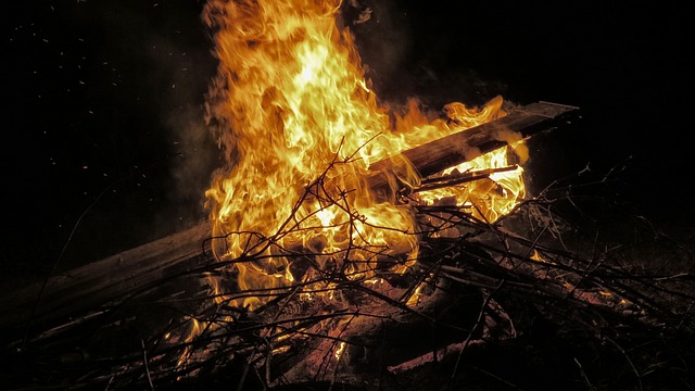 复活节火 木头 营火 - 上的免费照片