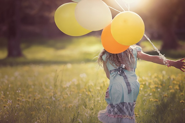 女孩 气球 孩子 - 上的免费照片
