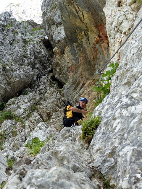 通过 Ferrata 攀登 山 - 上的免费照片