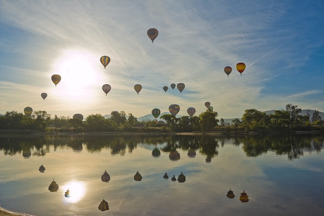 热气球 气球和葡萄酒节 漂浮在湖面上 - 上的免费照片