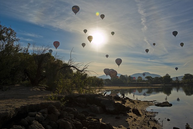热气球 气球和葡萄酒节 漂浮在湖面上 - 上的免费照片