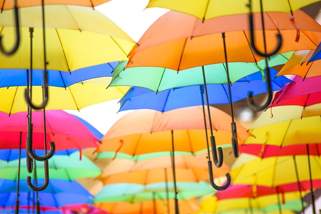 五颜六色的雨伞 颜色 雨 - 上的免费照片