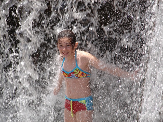 女孩 溅 水 - 上的免费照片