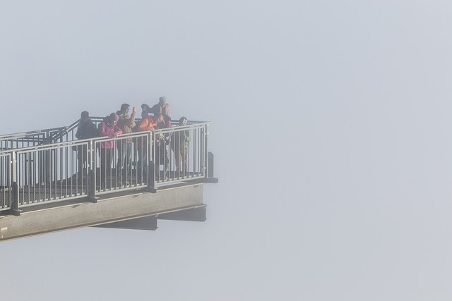 天空步道 高墙 人们 - 上的免费照片