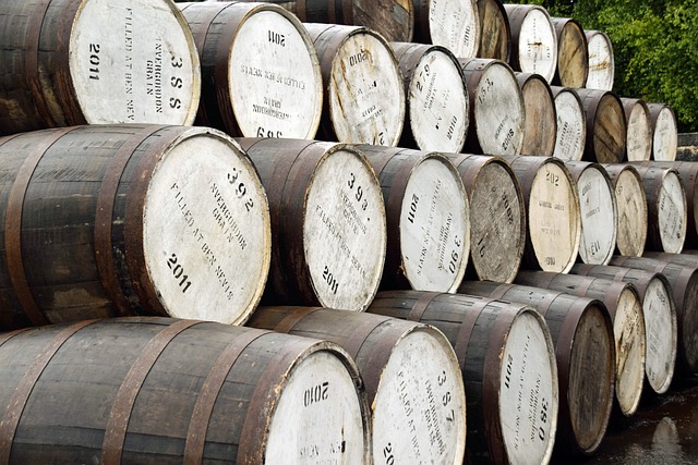 威士忌酒 威士忌酒桶 本尼维斯酒厂 - 上的免费照片