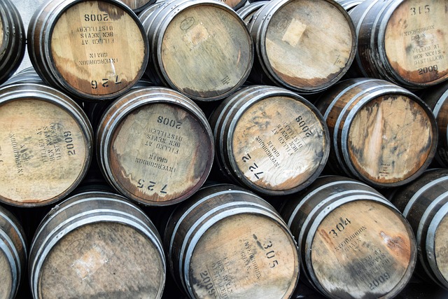 威士忌酒 威士忌酒桶 本尼维斯酒厂 - 上的免费照片