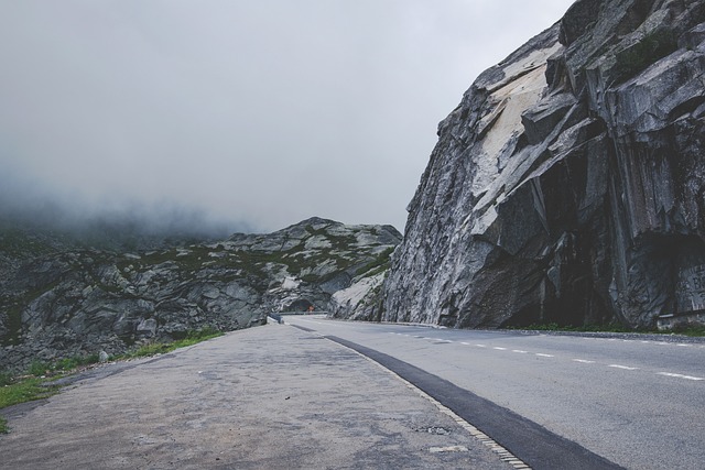 山 路 多雾路段 - 上的免费照片