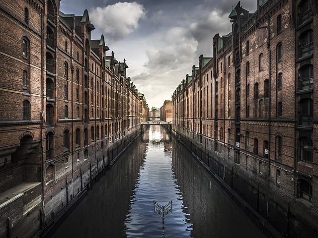 城市 建筑物 河 - 上的免费照片