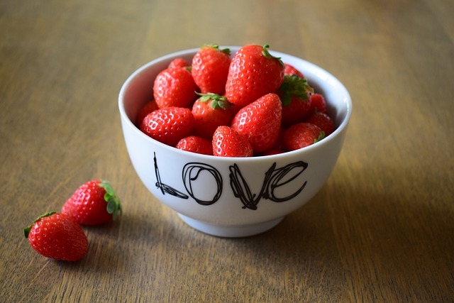 草莓 看到它 爱情 - 上的免费照片