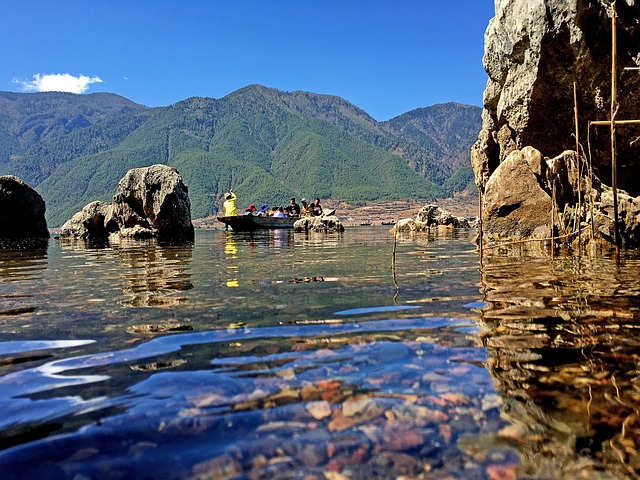 山川 湖泊 游船 - 上的免费照片