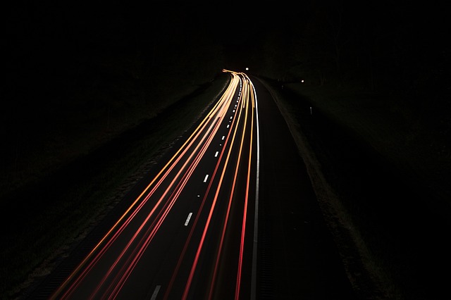 街道 夜晚 汽车 - 上的免费照片