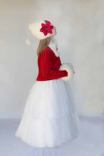 圣诞节的孩子 红色大衣 白色皮草帽 - 上的免费照片