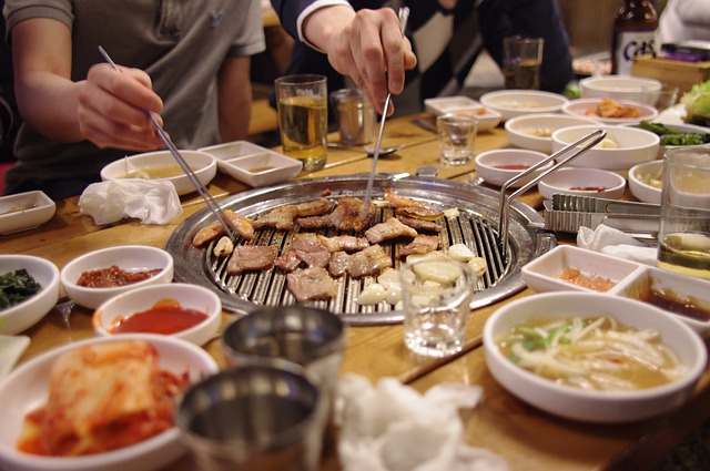 一起用餐 肉 五花肉 - 上的免费照片