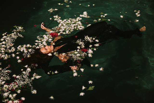漂浮的 花朵 女士 - 上的免费照片