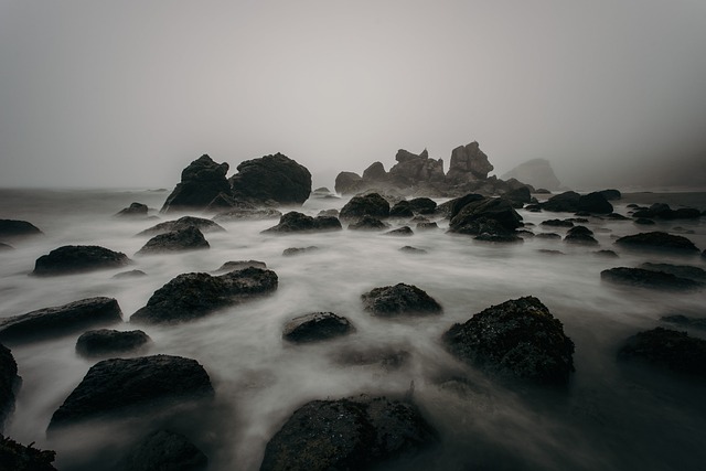 海滩 岩石 多雾路段 - 上的免费照片