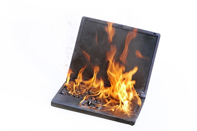 笔记本电脑 燃烧 火 - 上的免费照片