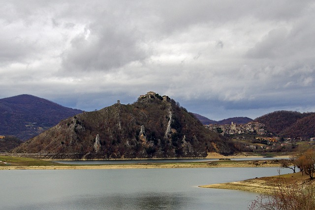 Tora 卡斯泰尔迪托拉 湖Turano - 上的免费照片