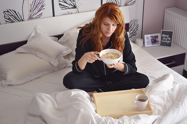 床上的女孩 在床上吃早餐 女孩一碗麦片 - 上的免费照片