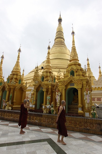 Shwedagon 金塔 僧侣 - 上的免费照片